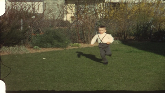 小男孩在踢球的复古视频视频