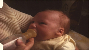 婴儿在喝奶怀旧风格视频6秒视频