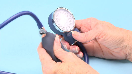 使用血压计测量血压[测压器]视频