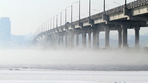 冬天早上的汽车桥19秒视频