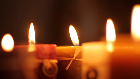 燃烧的蜡烛祈祷哀悼祭奠纪念[虔诚地]视频