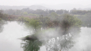 云烟缭绕的湖中小岛10秒视频