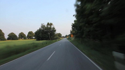 汽车行驶在乡村道路视频