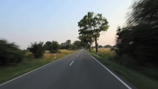 汽车行驶在户外道路上视频