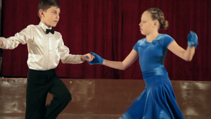 男孩和女孩在舞厅跳舞14秒视频