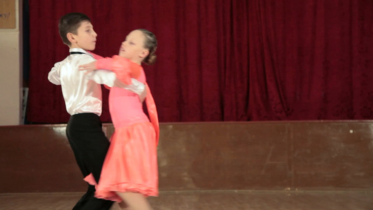 男孩和女孩在舞厅里跳华尔兹[华尔滋]视频