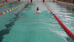 孩子参加游泳比赛14秒视频
