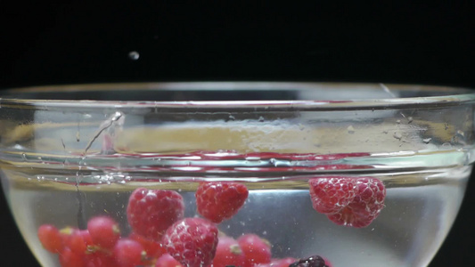 在碗里清洗黑莓视频