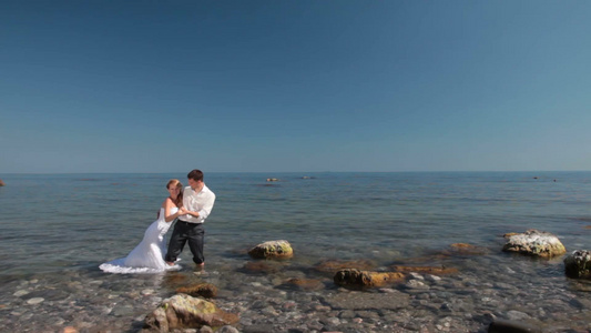 海滩边的新娘和新郎视频