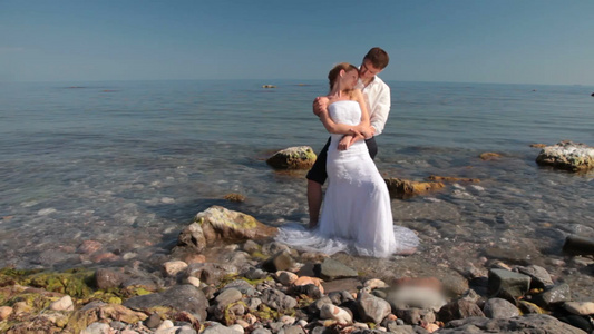 新娘和新郎在海滩边接吻视频