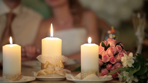 婚礼桌上燃烧蜡烛12秒视频