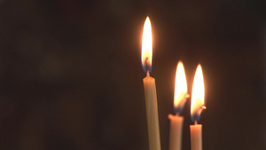 蜡烛在黑暗中燃烧5秒视频