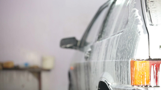汽车在肥皂泡沫在洗车视频