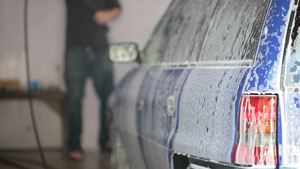 汽车在肥皂泡沫在洗车14秒视频
