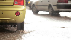 雨中的汽车12秒视频