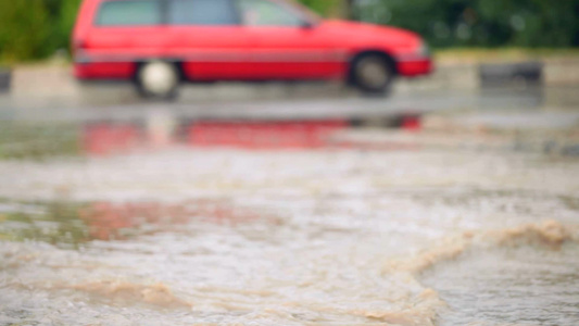 汽车在城市道路上穿过大水坑视频