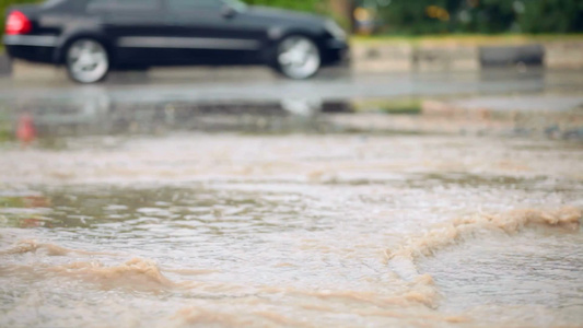 潮湿的城市道路上的汽车视频