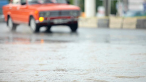 大雨过后汽车穿过一条被洪水淹没的道路29秒视频
