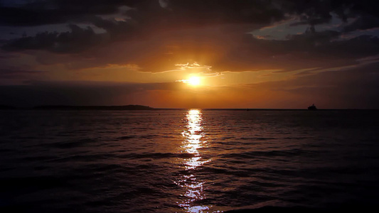 日落时的水面视频