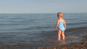 海边玩耍嬉水的小孩15秒视频