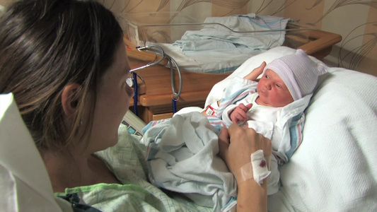 一位母亲和她的新生儿视频