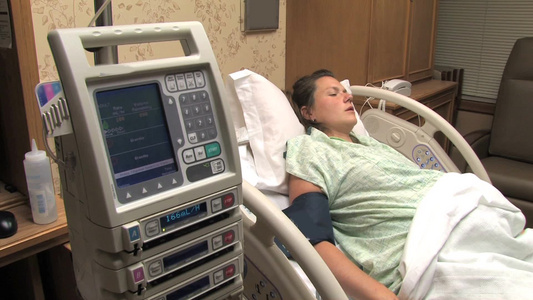 孕妇在医院通过收缩呼吸视频