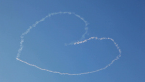 飞机在天空中画着一颗心14秒视频