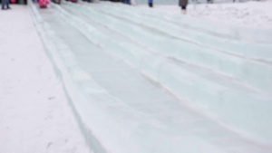大冬天孩子滑冰滑梯21秒视频