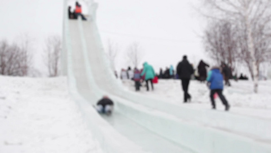 冬季孩子们滑冰梯延时视频