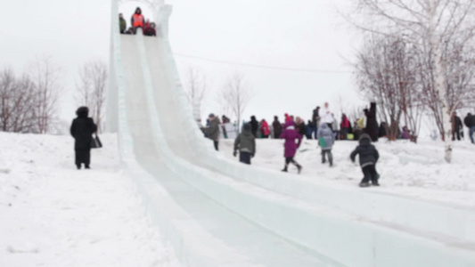 冬天冰雪世界里滑雪场里嬉戏的孩子视频