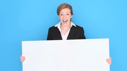 商务女性在蓝色背景下拿着白板视频