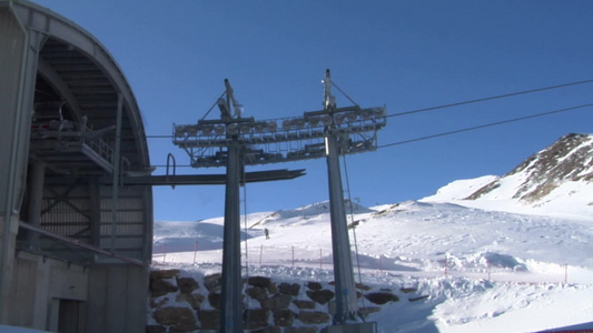 阿尔卑斯山滑雪胜地的缆车视频