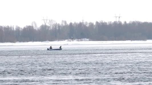 冬天的河上的船[天冷]视频