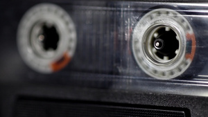 一些旧的盒式磁带甲板与磁带运行13秒视频
