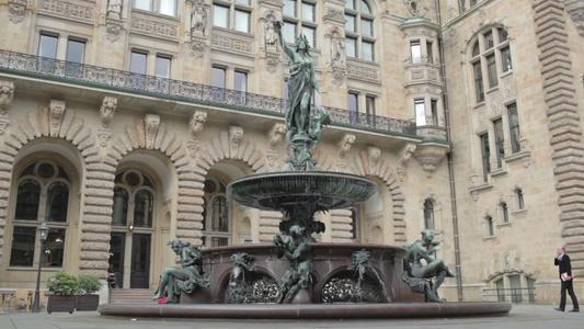 德国汉堡市中心拉塔斯附近的喷泉视频