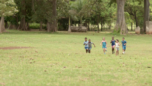 快乐的孩子在城市公园踢足球15秒视频