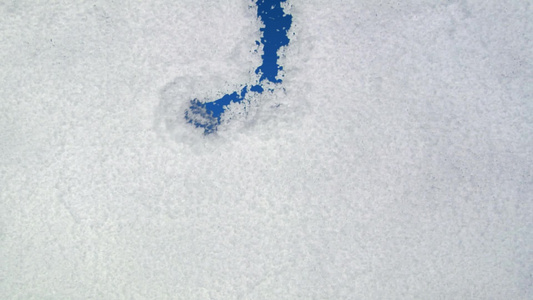 在雪背景上绘画视频