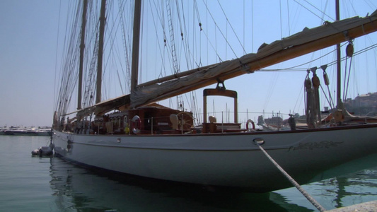 码头的一艘旧帆船视频