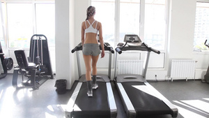 运动女子在健身房的跑步机上跑步29秒视频