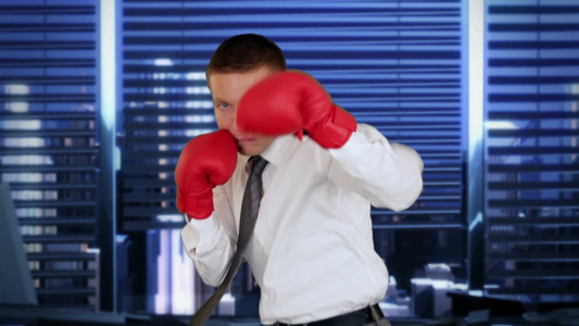 商务人士打拳击视频