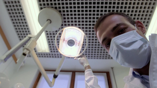 第一视角的牙齿治疗视频