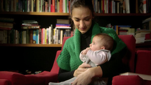 母亲抱着婴儿父亲拿着毛绒玩具逗孩子开心23秒视频