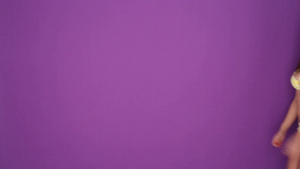 紫色背景下的美女9秒视频