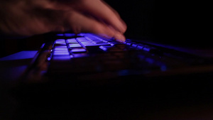 男人在键盘上打字延时29秒视频