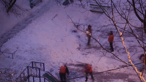 环卫工人清理积雪延时20秒视频