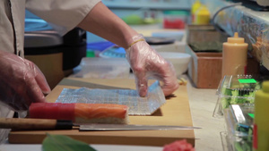 烹饪鲑鱼寿司卷23秒视频