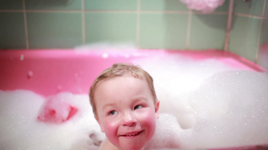 小男孩洗泡泡浴视频