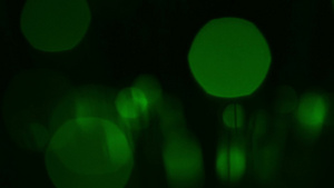 黑色抽象背景与绿色模糊粒子20秒视频