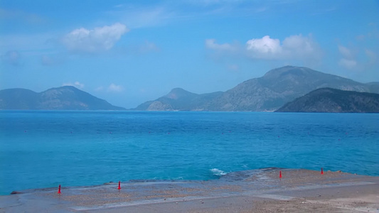 海浪冲向岸边视频