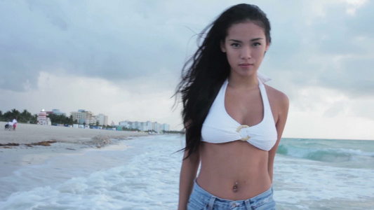 穿着比基尼的漂亮年轻女人从海里走出来[二十多岁]视频